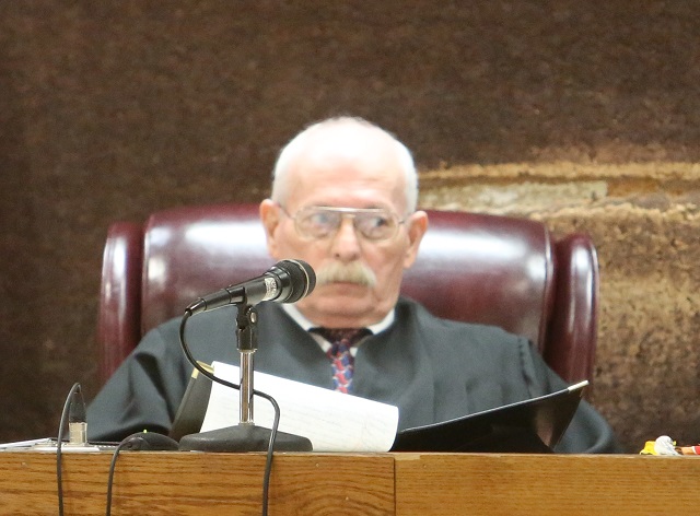 2013-04-26-tennessee-sevierville-judge-richard-vance-jimmie-robinson-2013-04-26-cropped-640w