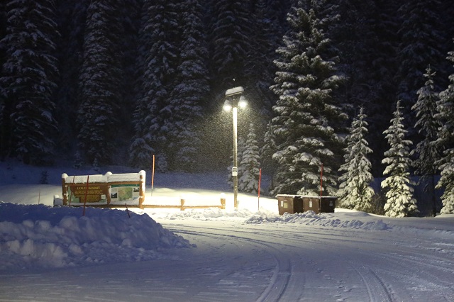 2015-11-19-montana-lolo-pass-snowfall-rest-stop-640w
